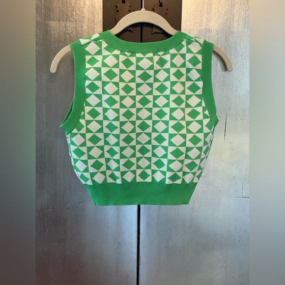 Crop vest. - Picture 2 of 3